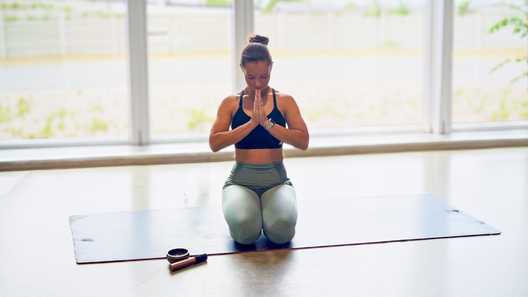 Namaste Frau in Fersensitz